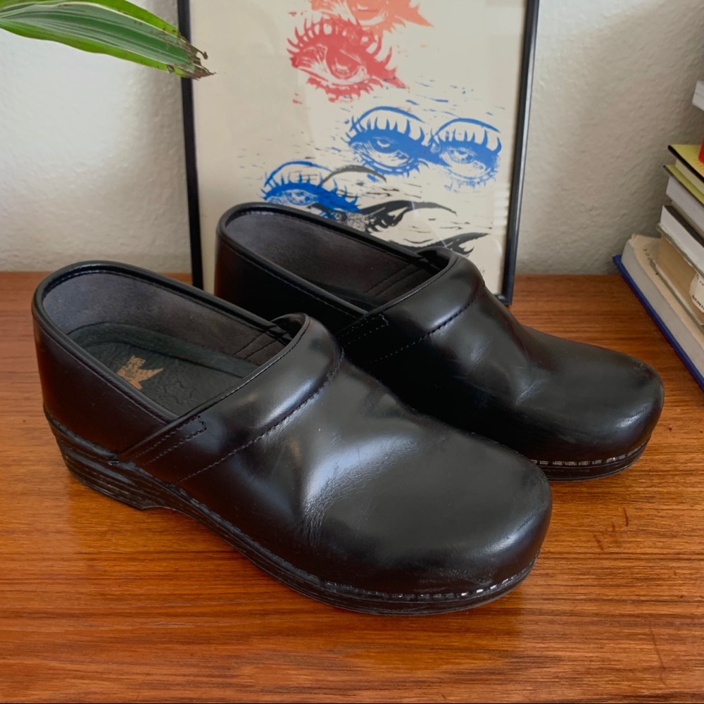 dansko professional black cabrio clogs